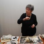 L'artista Elisabetta Viarengo Miniotti mentre fa una dimostrazione di stampa nel corso di una mostra dell'Associazione alla Biblioteca Universitaria di Torino