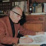 L'artista Leonardo Castellani mentre firma una sua incisione